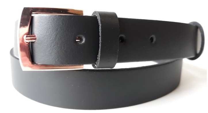 Úzký opasek se zlatou přezkou