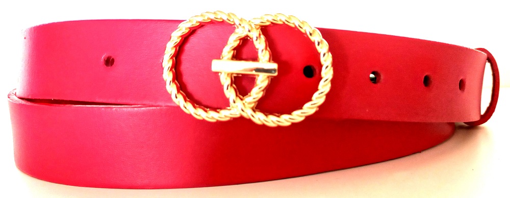 Elegantní červený opasek se zlatou přezkou