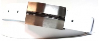 Bílý opasek s plnou přezkou